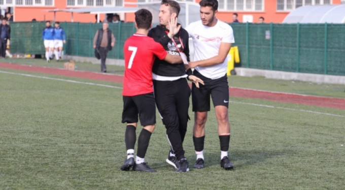 Amatör maçta trajikomik olay