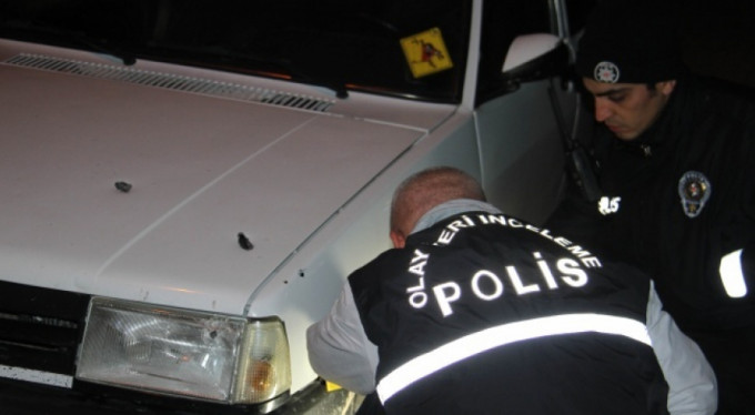 Seyir halindeki otomobile kurşun yağdırdılar!
