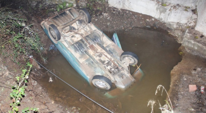 Suya düşen otomobilde can pazarı!