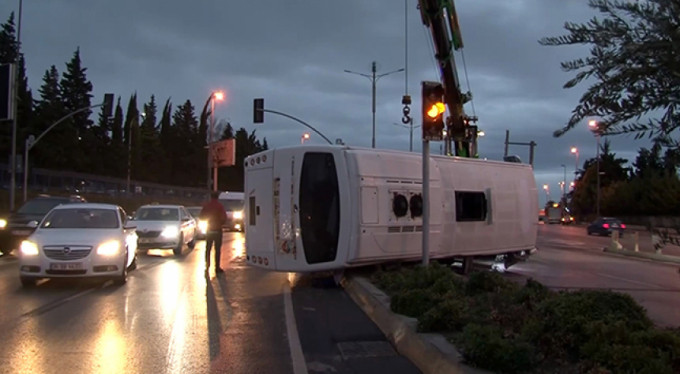 Feci kaza! Servis midibüsü...