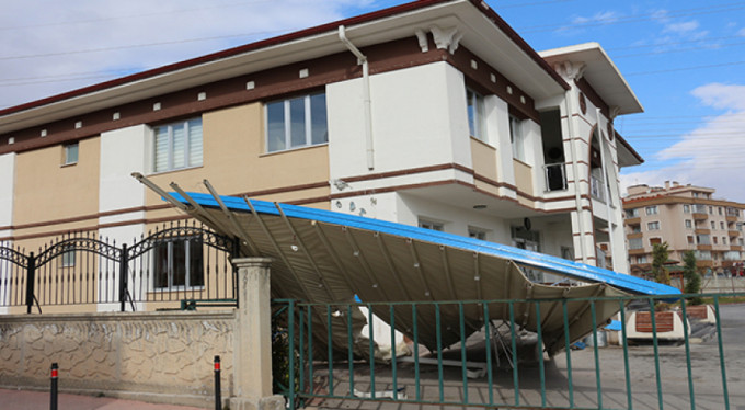 Düğün salonu bu hale geldi! Şiddetli rüzgar...