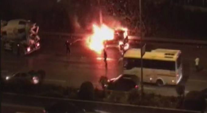 Otomobil yol ortasında alev aldı