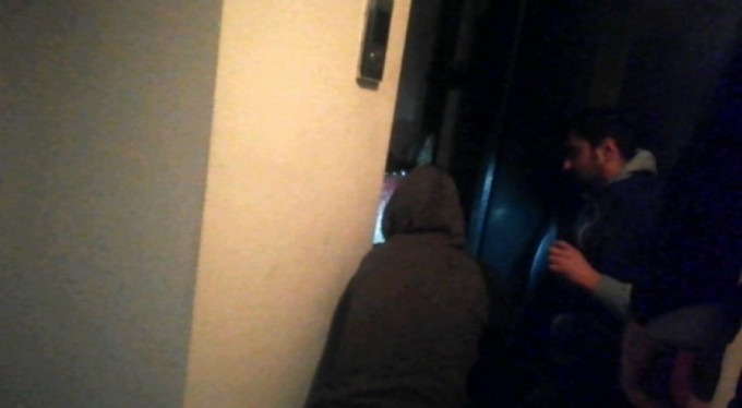 Asansörde faciadan dönüldü!