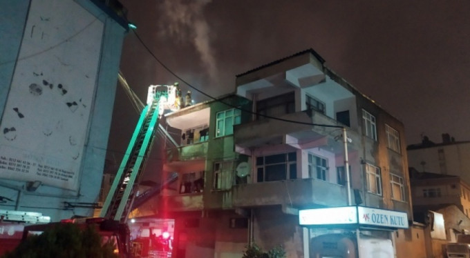 Binanın çatısı yandı, bakın o ne yaptı!