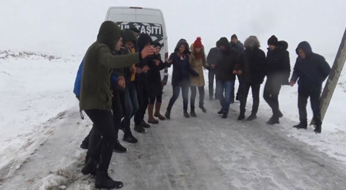 Yolda mahsur kaldılar, halay çektiler!