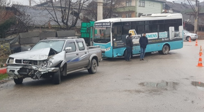 Halk otobüsü ile kamyonet çarpıştı: 1 yaralı