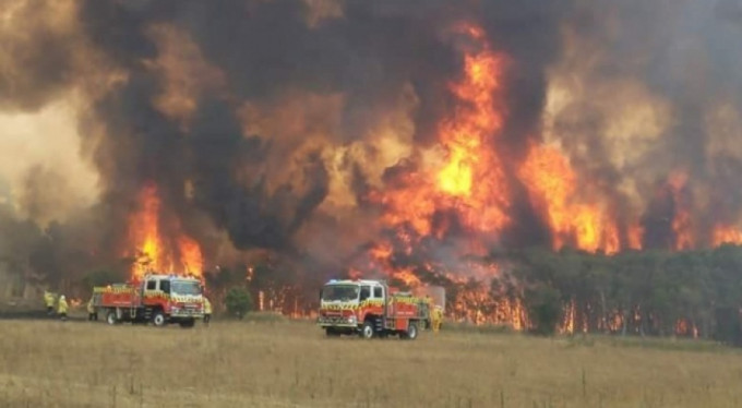 Alevler kasabayı sardı! 4 bin kişi...