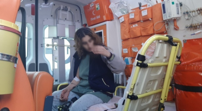 Karısını öldüresiye dövdü!