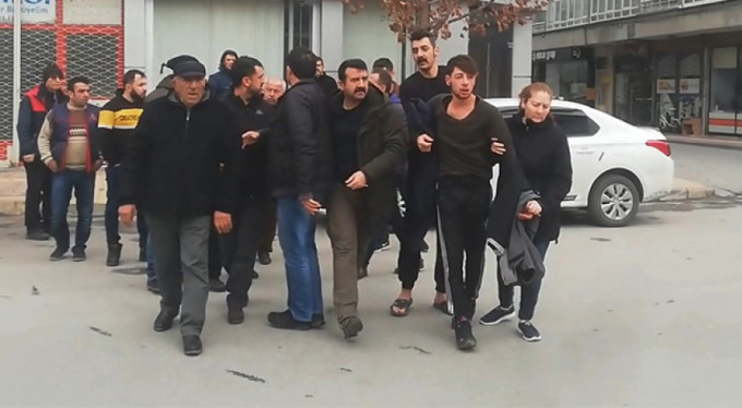 Kızlarını geri götürmek için geldiler, karakolluk oldular