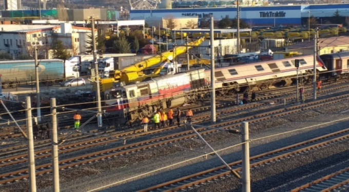 Korku dolu anlar! Tren raydan çıktı...