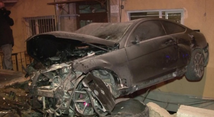 Binaya çarpıp bahçeye uçtu!