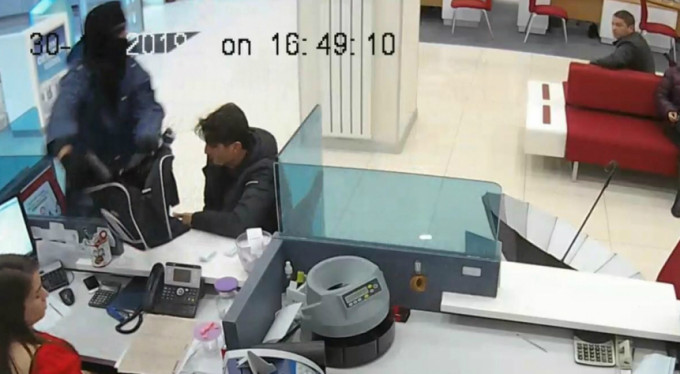 Bursa'daki banka soygunu anı kamerada!