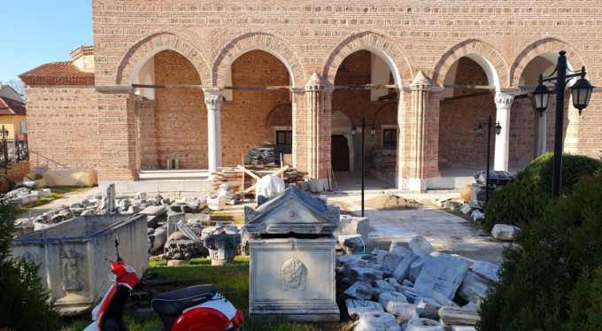 Bursa'da 75 bin eser konteynırda çürüyor