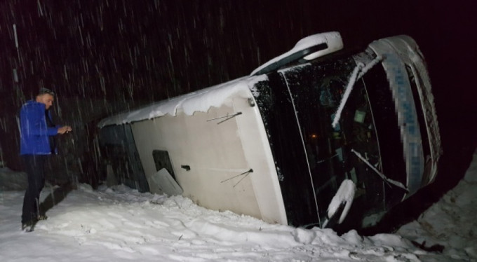 Kar yağışı kaza getirdi! 16 kişi...