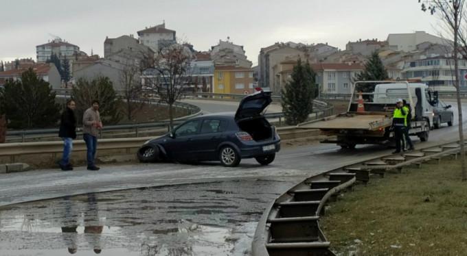Su birikintisi ve buzlanma kaza getirdi!