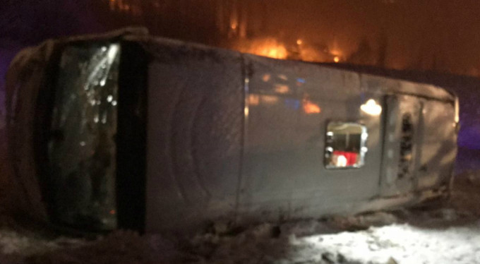 Futbolcuları taşıyan otobüs devrildi!