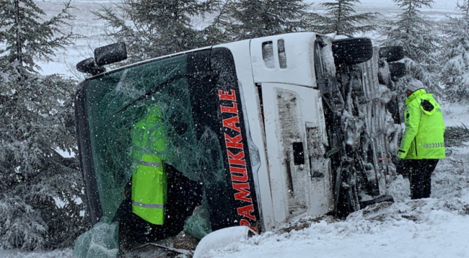 Yolcu otobüsü yoldan çıktı! Yaralılar var