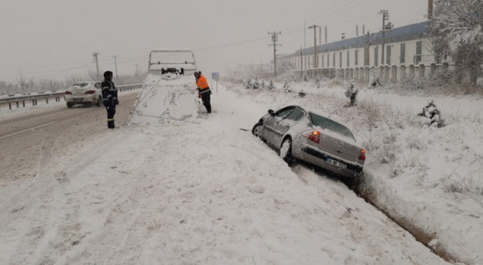 Yoldan çıkıp bakın nereye düştü! 1 yaralı
