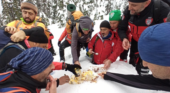 Uludağ'ın zirvesinde kar helvası!