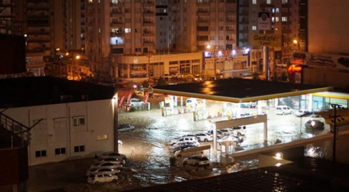 'Kırmızı Kod' uyarısı yapıldı, arabalar suya gömüldü!