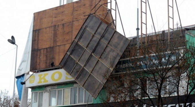 Fırtına, stadı yıktı geçti!