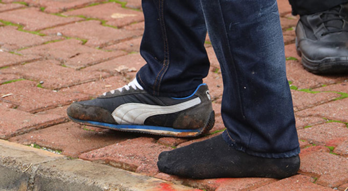 Tek ayakkabıyla kaçışın sonu bakın nasıl oldu!