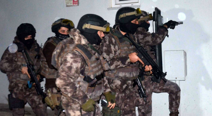 Bursa'da şafak baskını!