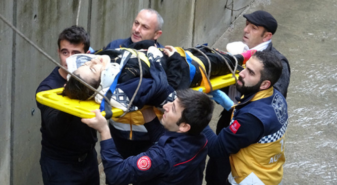 Feci olay! Cam silerken...