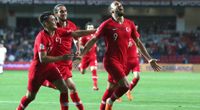 Cenk Tosun imzayı attı! İngiltere bunu konuşuyor...