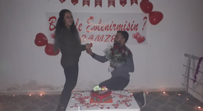 'Son duanı et' deyip evlenme teklifi yaptı