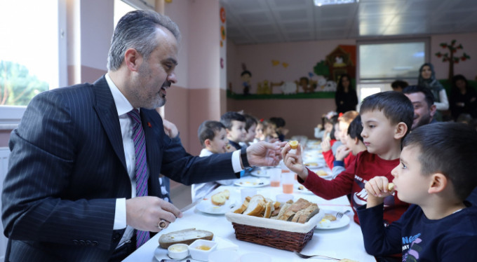Ballı ekmek yedirdi, iyi tatiller diledi