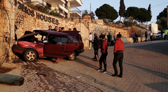 Freni boşaldı, duvara çarptı!