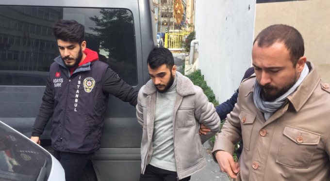 Öz annesini keserle öldürdü!