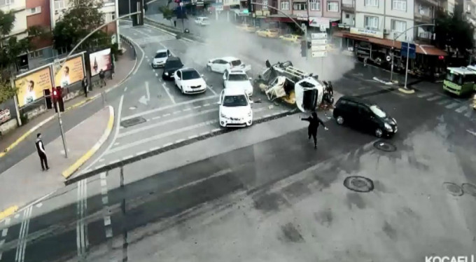 Mobese kameralarına yansıyan kazalar 'pes' dedirtti!