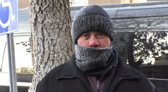 Soğuktan kirpikleri dondu!