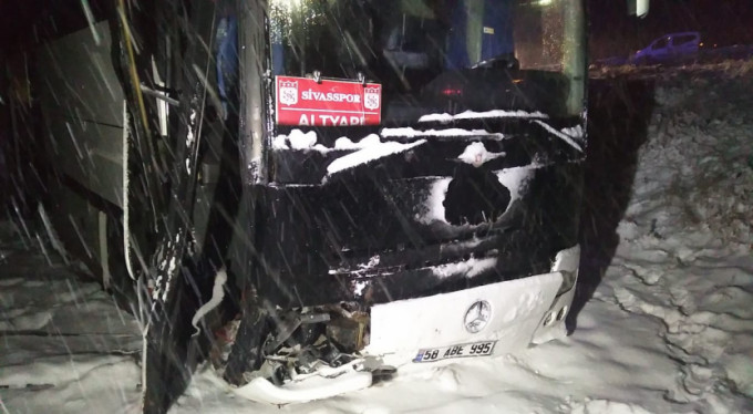 Sivasspor'un otobüsü kaza yaptı! Altyapı oyuncuları...