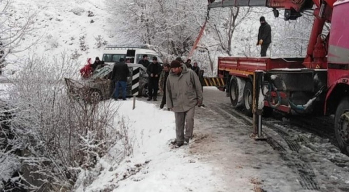 Karlı yolda faciadan dönüldü: 3 yaralı