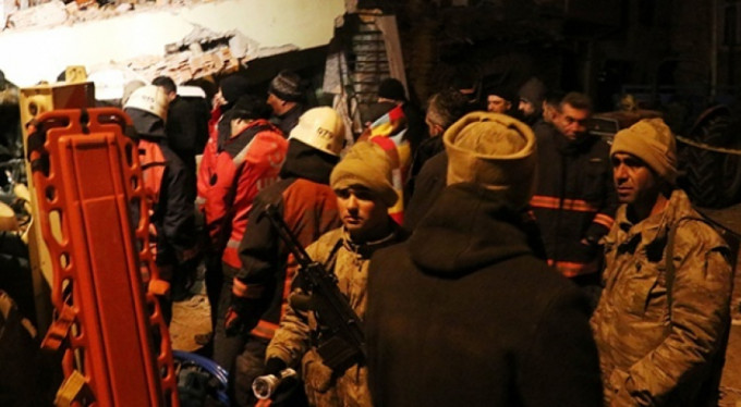 Enkazdan birer saat arayla çıkarıldılar