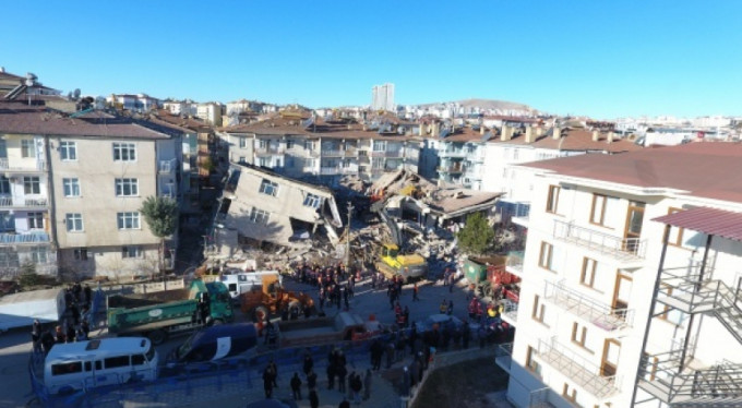 Depremin etkileri gün ağarınca ortaya çıktı