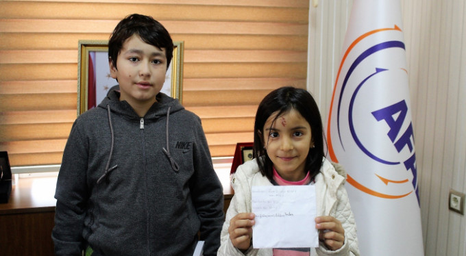 Harçlıklarını depremzedelere bağıışladılar