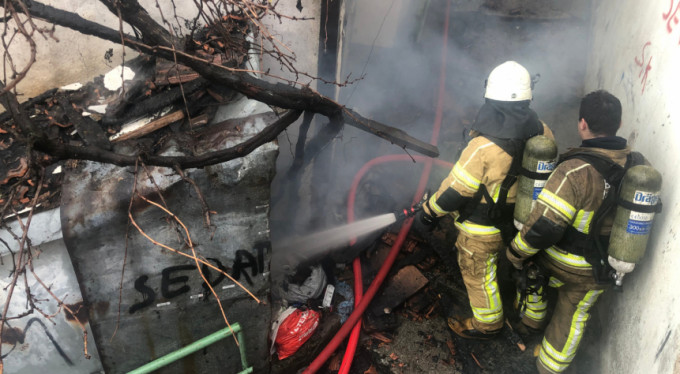 Bursa'da annesine kızdı evi yaktı!
