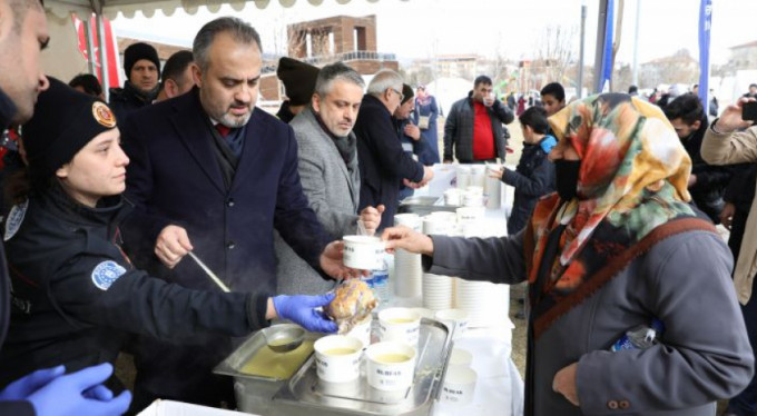 Elazığ'a gitti, depremzedelere moral verdi