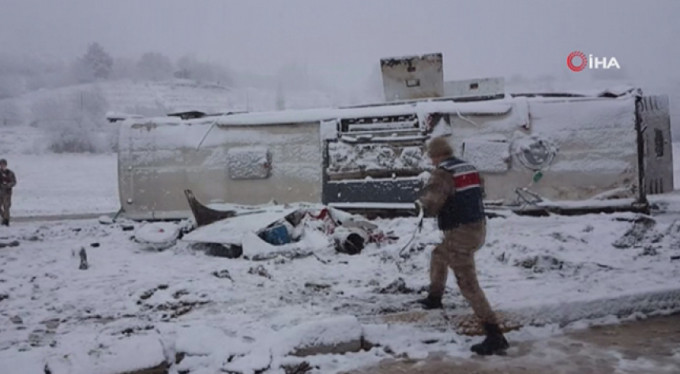 Yolcu otobüsü devrildi! Çok sayıda yaralı...