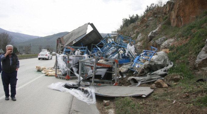 Bursa'da tır devrildi!