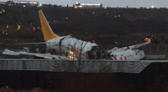 Sabiha Gökçen'de uçak pistten çıktı!