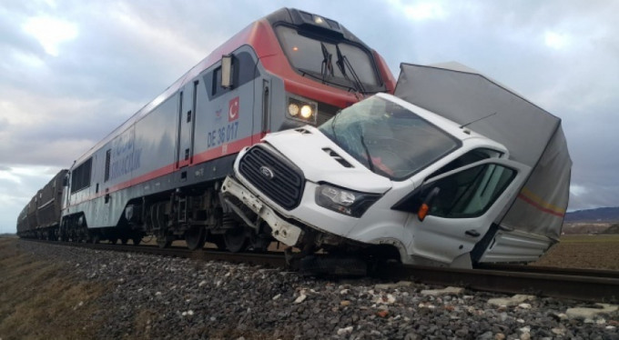 Tren yolunda dehşet anları! O anlar kamerada...