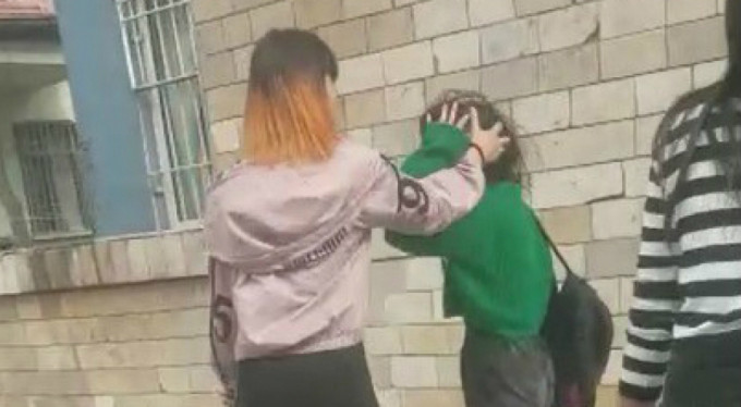 Kan donduran görüntüler! Çete kuran kız çocukları...