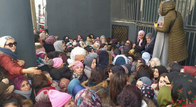 Bursa'da kadınlar birbirini ezdi