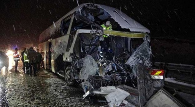 Yolcu otobüsü kamyonla çarpıştı!