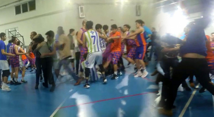 Basketbol maçında ortalık savaş alanına döndü!